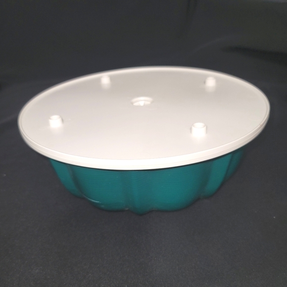 10" Bundt cake pan with storage/carry handle - Picture 6 of 12